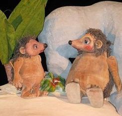 Das Holzwurm Theater führt „Jacob - Ein Igel lernt fliegen“ auf. Foto: Holzwurm Theater