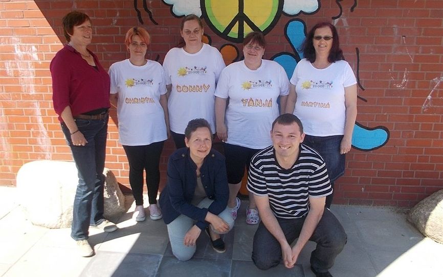 Das Organisationsteam für das Sommerfest am Middelweg: Almut Schmidt, Christin Martens, Conny Kapgenoß, Tanja Meyer, Martina Pankovic. Vorn: Ines Schwone (Shintai-Judoschule), Jan Eggers (Vikar in der Auferstehungsgemeinde).  Foto: eb