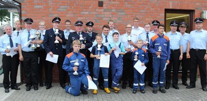 Gemeindebrandmeister Stephan Beushausen, Abschnittsleiter Hans-Jürgen Behnken, Ortsbrandmeister Uwe Ludigkeit (r.) freuten sich über gelungene Wettbewerbe. Foto: eb