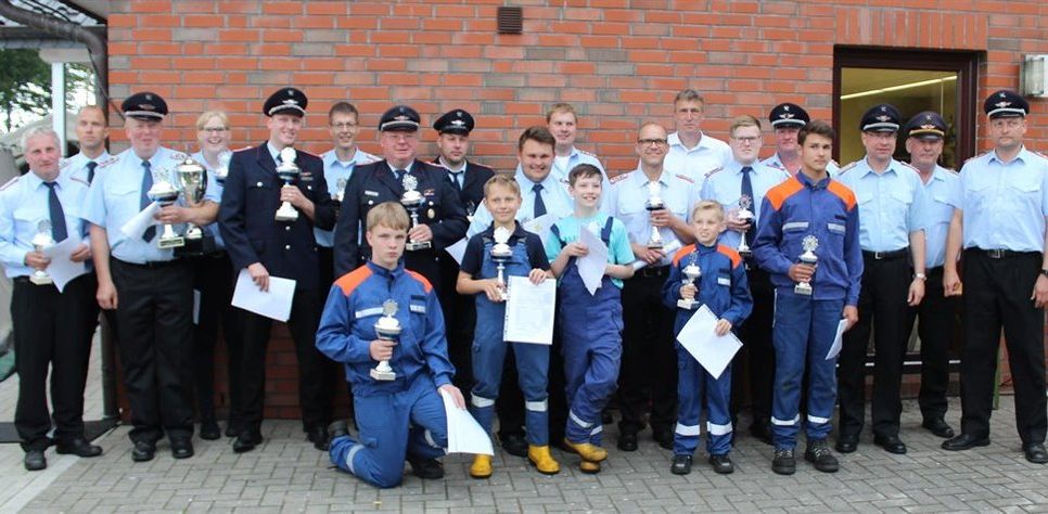 Gemeindebrandmeister Stephan Beushausen, Abschnittsleiter Hans-Jürgen Behnken, Ortsbrandmeister Uwe Ludigkeit (r.) freuten sich über gelungene Wettbewerbe. Foto: eb