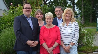 Marlies Schröder (vorne, Mitte) und Volker Wahlers (vorne links) bilden ab dem 1. Juli das neue Geschäftsführer-Duo. Wahlers löst damit Marlies Gresens (vorne rechts) ab, die ihr Amt auf eigenen Wunsch niederlegt. So hat der Vorstand, vertreten durch Helge Richter (1. Vorsitzender, hinten rechts) und Dagmar Dreyer (2. Vorsitzende, hinten links), einstimmig entschieden. Foto: eb