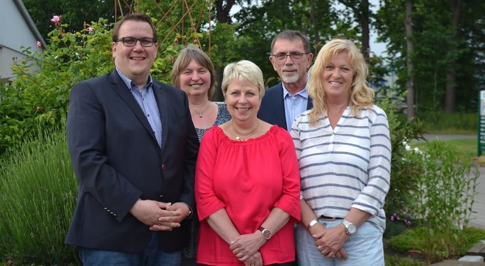 Marlies Schröder (vorne, Mitte) und Volker Wahlers (vorne links) bilden ab dem 1. Juli das neue Geschäftsführer-Duo. Wahlers löst damit Marlies Gresens (vorne rechts) ab, die ihr Amt auf eigenen Wunsch niederlegt. So hat der Vorstand, vertreten durch Helge Richter (1. Vorsitzender, hinten rechts) und Dagmar Dreyer (2. Vorsitzende, hinten links), einstimmig entschieden.  Foto: eb