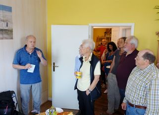 Die NABU-Ortsgruppe möchte mit ihrem Wirken dazu beitragen, dass die jetzige Landschaft in ihrer ursprünglichen Form erhalten bleibt. Vorsitzender Wolfgang Müller (links) sieht die Ortsgruppe als Bindeglied der Andersdenkenden.  Foto: Heins