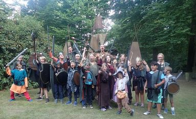 Die Sommerferien gehen los und auf Gut Sandbeck zieht der Schrecken ein. Das LARP-Rollenspiel ist ein Highlight für kleine Ritter, Feen und Zauberer.  Foto: eb