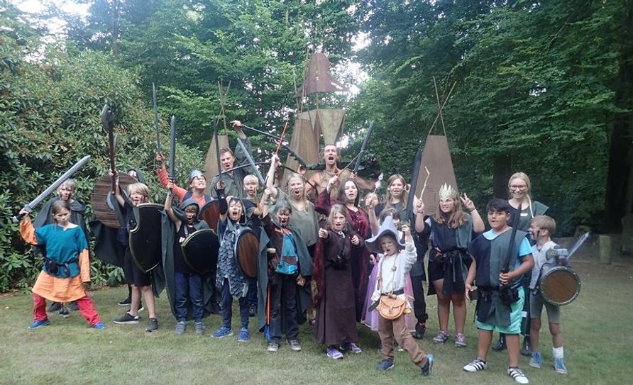 Die Sommerferien gehen los und auf Gut Sandbeck zieht der Schrecken ein. Das LARP-Rollenspiel ist ein Highlight für kleine Ritter, Feen und Zauberer.  Foto: eb