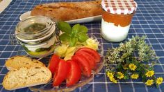 Passend zum Grillen: Meikes Basilikum-Mascarpone-Creme und ein Tomaten-Ziegenkäse-Aufstrich.  Foto: Meike
