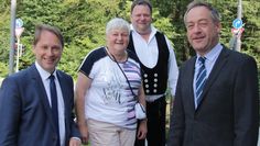 Jens Themsen, Christa Sönksen, Eckhard Kopp und der Volksbank-Geschäftsstellerleiter Karsten Okraffka (v. li.).  Foto: jm