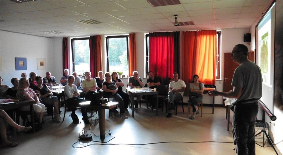 Dr. Friedrich Pohl, Mitarbeiter im Veterinärdienst der Hansestadt Bremen, hält einen Vortrag über eine grassierende und tückische Bienkrankheit: die amerikanische Faulbrut. Foto: mf