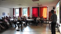 Dr. Friedrich Pohl, Mitarbeiter im Veterinärdienst der Hansestadt Bremen, hält einen Vortrag über eine grassierende und tückische Bienkrankheit: die amerikanische Faulbrut. Foto: mf