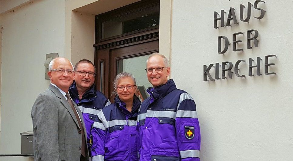 Tönjes Itgen (links), Präsident des Lions Clubs Osterholz, mit Karl-Hermann Lösken, Rita Becker und Pastor Hans Jürgen Bollmann mit den neuen Einsatzjacken für die Notfallseelsorge. Foto: lse