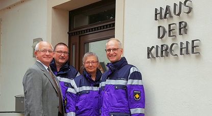 Tönjes Itgen (links), Präsident des Lions Clubs Osterholz, mit Karl-Hermann Lösken, Rita Becker und Pastor Hans Jürgen Bollmann mit den neuen Einsatzjacken für die Notfallseelsorge.  Foto: lse