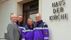 Tönjes Itgen (links), Präsident des Lions Clubs Osterholz, mit Karl-Hermann Lösken, Rita Becker und Pastor Hans Jürgen Bollmann mit den neuen Einsatzjacken für die Notfallseelsorge.  Foto: lse