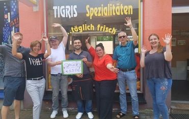Über 700 Döner an einem Tag zugunsten des SOS-Kinderdorfes Worpswede verkauft: die Tigris Döner Familie.  Foto: eb