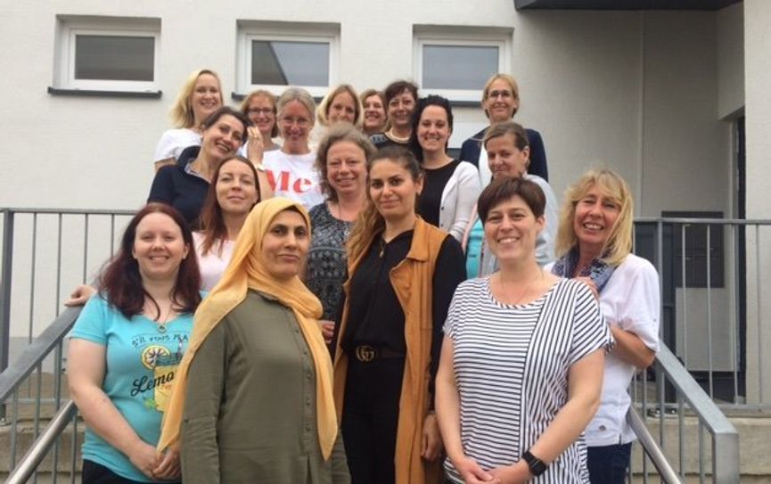 16 Teilnehmer/innen sind nun zertifizierte pädagogische Mitarbeiter/innen an Grundschulen. Foto: eb