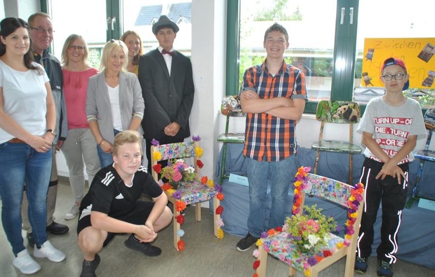 Auch aus einfachen Holzstühlen kann man farbenfrohe Kunstwerke machen, stellten die Schüler in der Projektwoche stolz fest.  Foto: uml