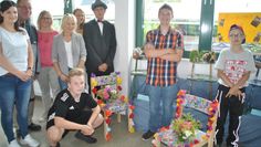 Auch aus einfachen Holzstühlen kann man farbenfrohe Kunstwerke machen, stellten die Schüler in der Projektwoche stolz fest.  Foto: uml