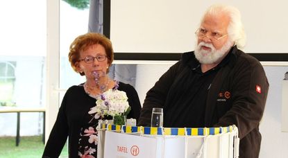 Gerda Urbrock von der Lilienthaler Tafel und der Landesvorsitzende der Tafeln in Niedersachsen und Bremen, Manfred Jabs, würdigten mit viel Lob das ehrenamtliche Engagement. Foto: mr