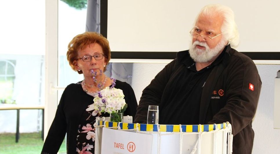 Gerda Urbrock von der Lilienthaler Tafel und der Landesvorsitzende der Tafeln in Niedersachsen und Bremen, Manfred Jabs, würdigten mit viel Lob das ehrenamtliche Engagement.  Foto: mr
