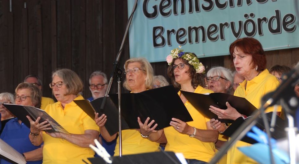 Mit einem „Midsommar-Sängar“ Konzert schwedischer und deutscher Sommerlieder erfreute der Gemischte Chor Bremervörde mit Projektchorsängern und den Elmer Chören auf der Bremervörder Seebühne ihre Zuhörer.  Foto: im