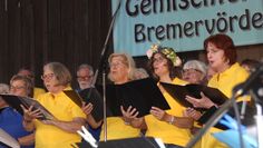 Mit einem „Midsommar-Sängar“ Konzert schwedischer und deutscher Sommerlieder erfreute der Gemischte Chor Bremervörde mit Projektchorsängern und den Elmer Chören auf der Bremervörder Seebühne ihre Zuhörer.  Foto: im