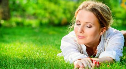 Sieht gut aus und fühlt sich gut an: ein gepflegter Rasen.
Foto: djd/EUROGREEN GmbH/Andrey Kiselev - stock.adobe.com