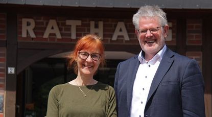 Karin von Grote und Reinhard Kock vor dem Hamberger Rathaus, wo es vorerst drei Beratungstermine geben wird.  Foto: jm