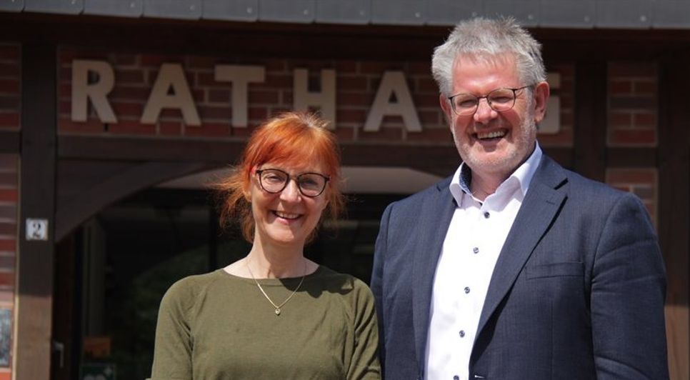 Karin von Grote und Reinhard Kock vor dem Hamberger Rathaus, wo es vorerst drei Beratungstermine geben wird.  Foto: jm