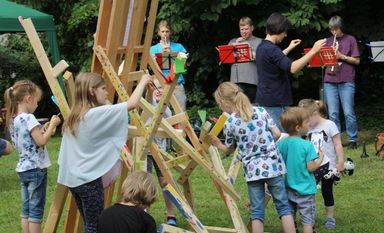 Kreativ und musikalisch: Kinder am Kreativbaum und der Posauenchor spielt im Hintergrund. Die Gemeinde St. Willehadi stellte sich vor und bot Raum zum Kreativwerden. Foto: eb