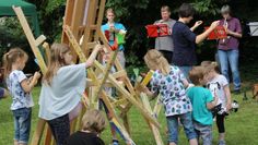 Kreativ und musikalisch: Kinder am Kreativbaum und der Posauenchor spielt im Hintergrund. Die Gemeinde St. Willehadi stellte sich vor und bot Raum zum Kreativwerden.  Foto: eb