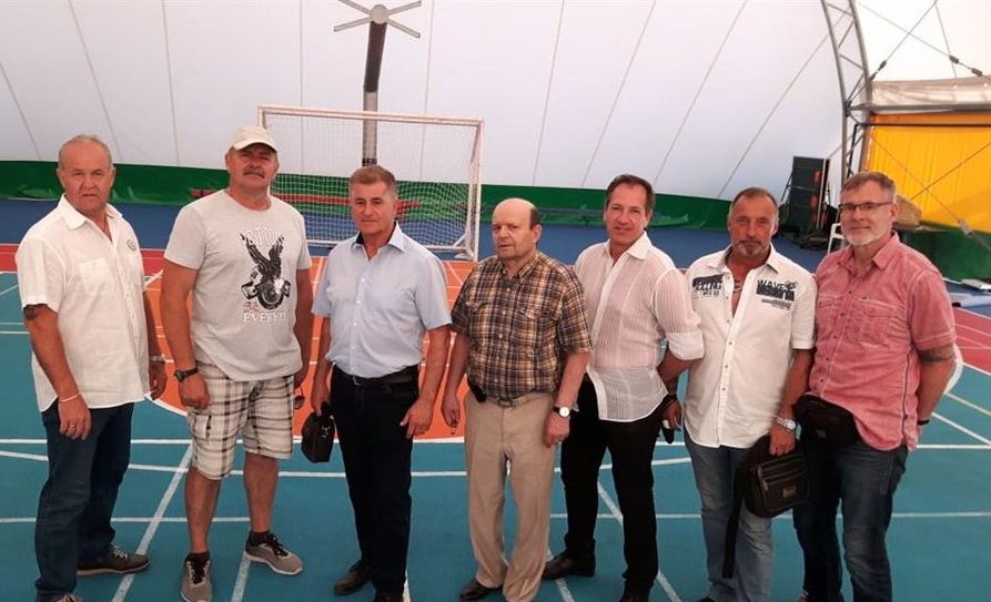Uwe Armschat (rechts), Anton Weinberger (dritter v. li.) und Iwan Iwanowitsch Cirtov ( vierter v. li.) verbrachten eine lehrreiche gemeinsame Zeit in Odessa.  Foto: eb