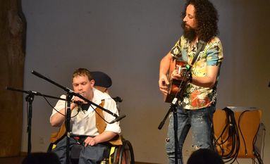 Bewies, dass sie auch rockig kann: die syrische Safar Band mit einem Bewohner des Johannishag spielt „Knocking on heavens door“.  Foto: eb