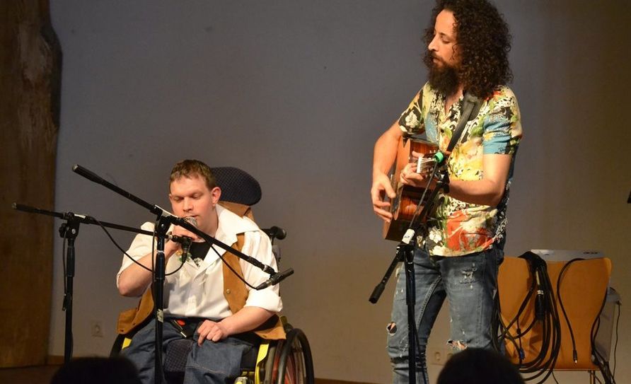 Bewies, dass sie auch rockig kann: die syrische Safar Band mit einem Bewohner des Johannishag spielt „Knocking on heavens door“.  Foto: eb