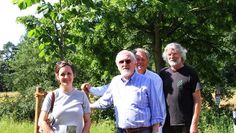 Kathrin Widhalm, Peter Ulrich (vorne) und Christoph Bayer (hinten Mitte) vom Vorstand der Stiftung Worpswede sowie Landschaftsgärtner Philipp Uphoff, wollen den Baumbestand in Worpswede erhalten. Mit ihrem neuen Projekt setzen sie ein Zeichen im Sinne des Klimaschutzes. Foto: mr