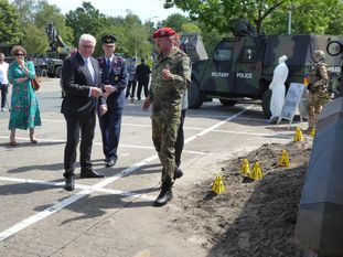 Frank-Walter Steinmeier informierte sich mit großem Interesse auch über die Arbeit und Ausrüstung der Feldjäger/Militärpolizei (oben). 
Verschnaufpause für den Bundespräsidenten beim Mittagessen im Gespräch mit Soldatinnen und Soldaten in der Kantine der Truppenküche (re.). Fotos: hc