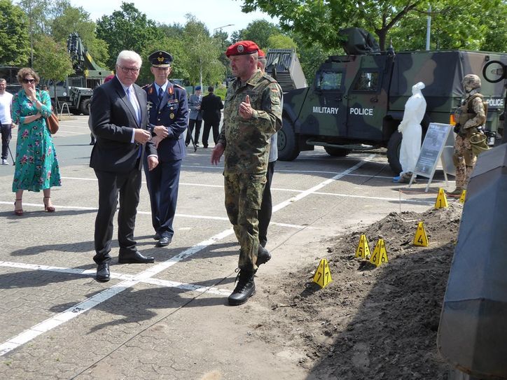 Frank-Walter Steinmeier informierte sich mit großem Interesse auch über die Arbeit und Ausrüstung der Feldjäger/Militärpolizei (oben). 
Verschnaufpause für den Bundespräsidenten beim Mittagessen im Gespräch mit Soldatinnen und Soldaten in der Kantine der Truppenküche (re.). Fotos: hc