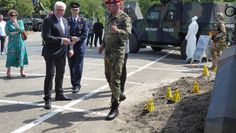 Frank-Walter Steinmeier informierte sich mit großem Interesse auch über die Arbeit und Ausrüstung der Feldjäger/Militärpolizei (oben). 
Verschnaufpause für den Bundespräsidenten beim Mittagessen im Gespräch mit Soldatinnen und Soldaten in der Kantine der Truppenküche (re.). Fotos: hc