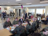 Frank-Walter Steinmeier informierte sich mit großem Interesse auch über die Arbeit und Ausrüstung der Feldjäger/Militärpolizei (oben). 
Verschnaufpause für den Bundespräsidenten beim Mittagessen im Gespräch mit Soldatinnen und Soldaten in der Kantine der Truppenküche (re.). Fotos: hc