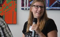 Die Gäste aus Politik und Wirtschaft konnten sich selbst ein Bild vom Martinshof Nord machen: Gemeinsam mit ihren Teamleitern stellten die Beschäftigten ihre Arbeitsplätze und Aufgaben vor (oben). 
Jenny Habelmann erzählte in der Gesprächrunde von ihrem Außenarbeitsplatz im Möbelhaus Meyerhoff (re.).  Fotos: jm
