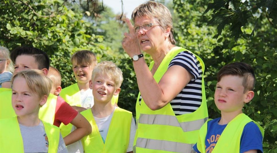 Felix (ganz rechts) bei der Führung über das ASO-Gelände. Pressesprecherin Annemarie Lampe erklärte, was mit dem Müll hier passiert. Foto: jm