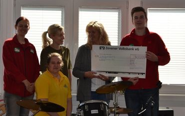 Die Auszubildenden des Hagebaumarktes überreichten ihr gesammeltes Geld an die Lebenshilfe. Foto: eb