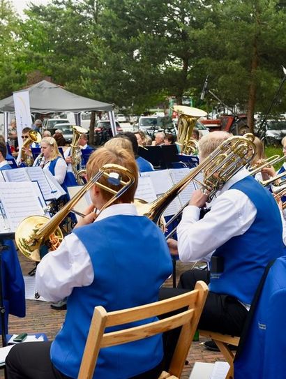 Posaune statt E-Gitarre: ein Blasorchester Open Air. Foto: eb