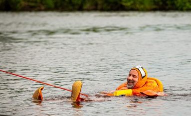 Die Rettung von im Wasser befindlichen Personen von Land mittels Wurfleinen. Dies war eine von zwei Übungsstationen des gemeinsamen Übungsdienstes von Feuerwehr und DLRG. Foto: eb