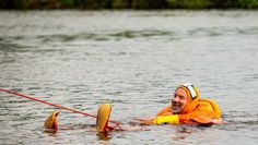 Die Rettung von im Wasser befindlichen Personen von Land mittels Wurfleinen. Dies war eine von zwei Übungsstationen des gemeinsamen Übungsdienstes von Feuerwehr und DLRG.  Foto: eb