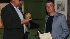 Der Vorsitzende des Landesverbandes Hannoverscher Rassegeflügelzüchter, Alfred Karl Walter (l.) überreichte nicht nur Jubiläumsgeschenke; er zeichnete den Kreisvorsitzenden Karsten Oelrich mit der goldenen Ehrennadel seines Verbandes aus. Foto: sla