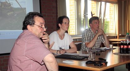 Dipl.-Ing. Dieter Tschentscher (l.) erläuterte den Trassenverlauf der Druckleitungen für die geplante Abwasserreinigungsanlage der Samtgemeinde Oerel.  Foto: ls
