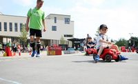 Mats und sein Bruder Jarne passten perfekt auf die BobbyCars und fuhren so elegant den großen Parcours vorm Medienhaus mehrmals ab.  Foto: ek