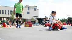 Mats und sein Bruder Jarne passten perfekt auf die BobbyCars und fuhren so elegant den großen Parcours vorm Medienhaus mehrmals ab.  Foto: ek