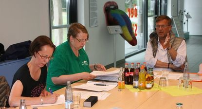 Vorsitzender Lüder Dörgeloh (von rechts), geschäftsführendes Vorstandmitglied Iris Köster und Schriftführerin Astrid Mügge. Foto: sla