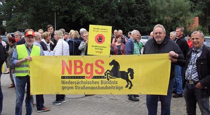 Etwa 150 Demonstranten empfingen die Ratsleute der Samtgemeinde Fredenbeck mit Plakaten und Spruchbändern. Foto: ls
