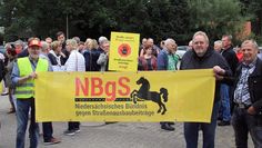 Etwa 150 Demonstranten empfingen die Ratsleute der Samtgemeinde Fredenbeck mit Plakaten und Spruchbändern. Foto: ls